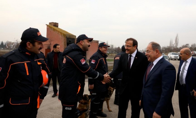 Başbakan yardımcıları Akdağ ve Çavuşoğlu 7,2'lik deprem anını yaşadı