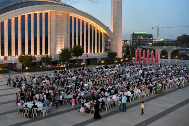 Diyanet İşleri Başkanı Erbaş çocuklarla iftarda bir araya geldi