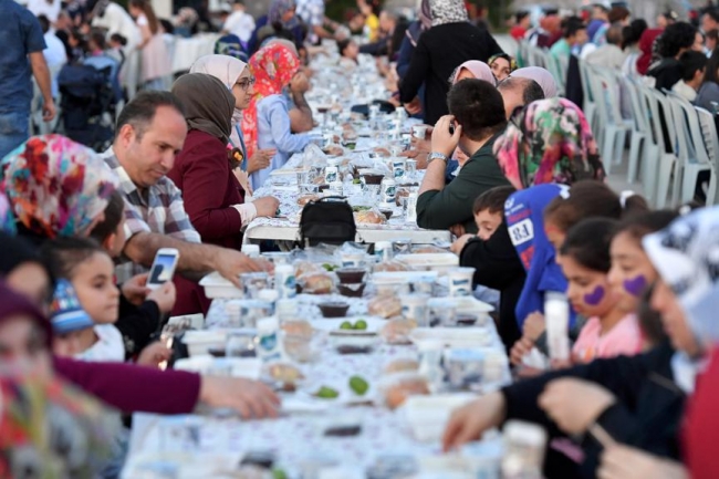 Diyanet İşleri Başkanı Erbaş çocuklarla iftarda bir araya geldi