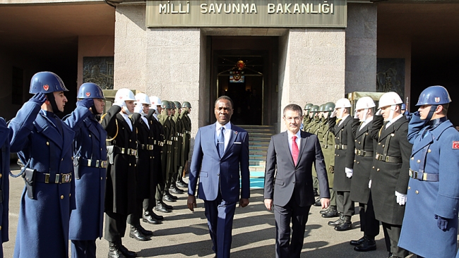 Milli Savunma Bakanı Canikli, Kamerunlu mevkidaşı ile bir araya geldi