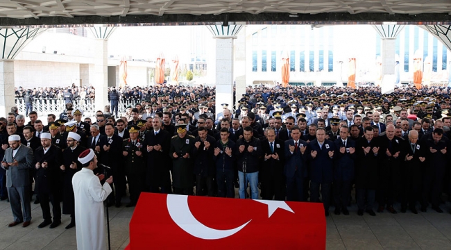 İzmir'de eğitim uçuşunda şehit olan pilotlar toprağa verildi