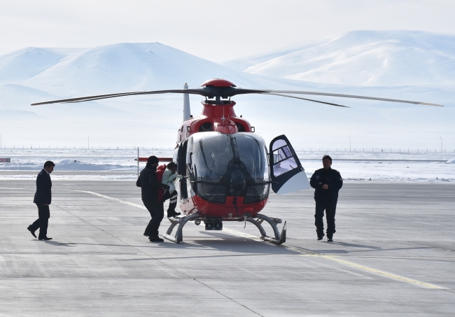 Ambulans helikopter prematüre bebek için havalandı