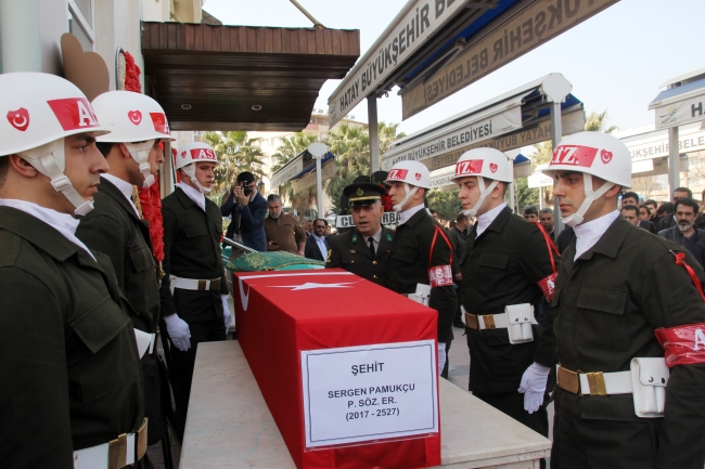 Afrin şehidini son yolculuğuna binlerce kişi uğurladı