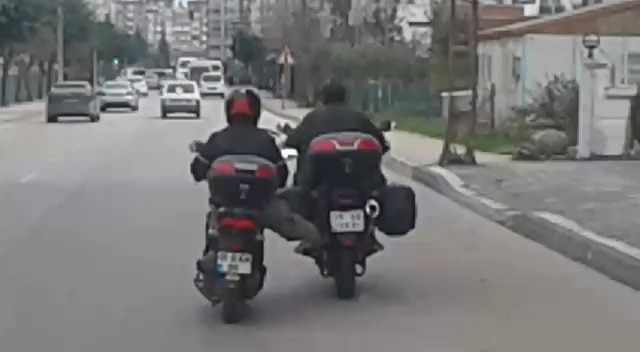 Yakıtı biten motosiklet sürücüsünden tehlikeli çözüm