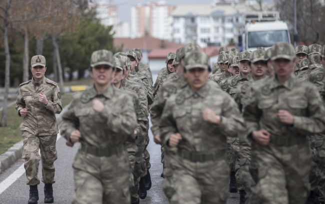 Jandarma'ya katılacak kadınlara eğitim veriyor