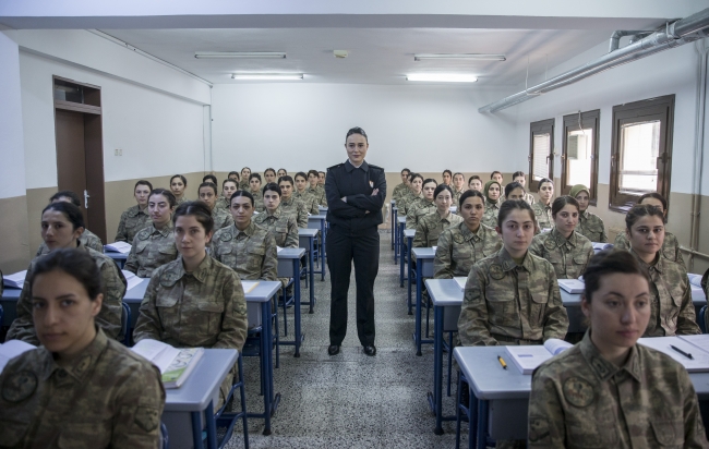 Jandarma'ya katılacak kadınlara eğitim veriyor