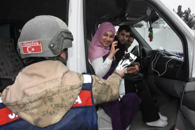 Jandarma, araçları bu kez karanfil vermek için durdurdu