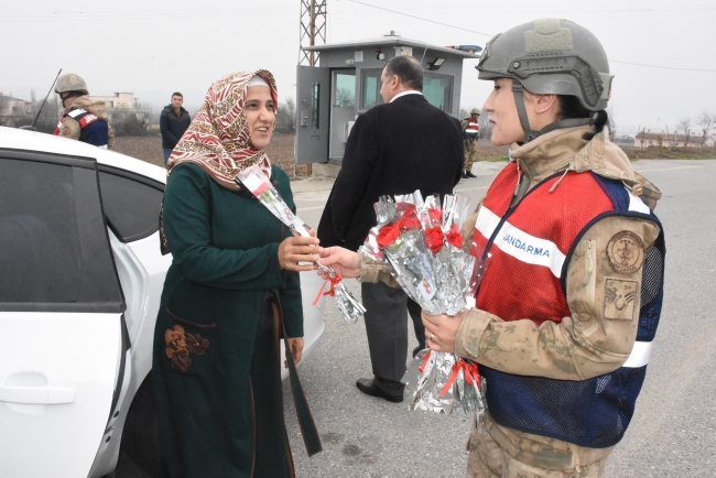 Jandarma, araçları bu kez karanfil vermek için durdurdu