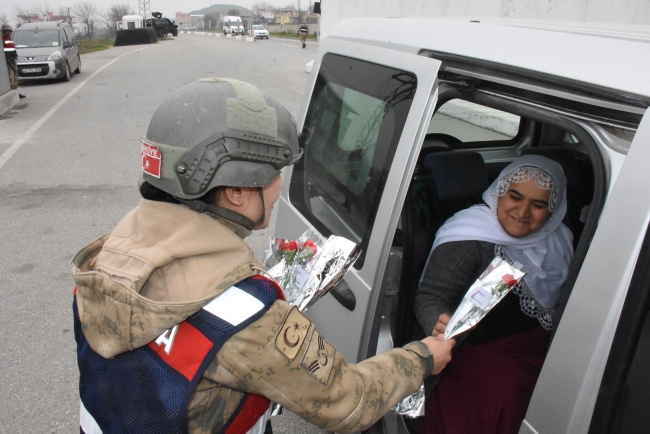 Jandarma, araçları bu kez karanfil vermek için durdurdu