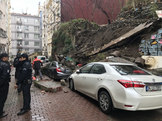 İstanbul Beyoğlu'nda istinat duvarı çöktü