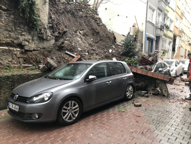 İstanbul Beyoğlu'nda istinat duvarı çöktü