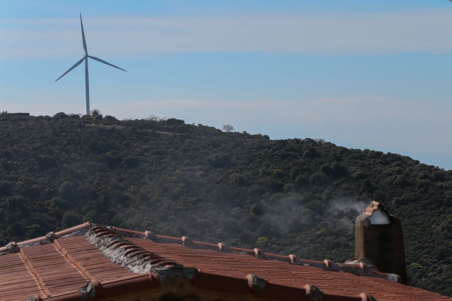 Mahalle sakinlerinin elektrik faturasını, enerji şirketi ödüyor