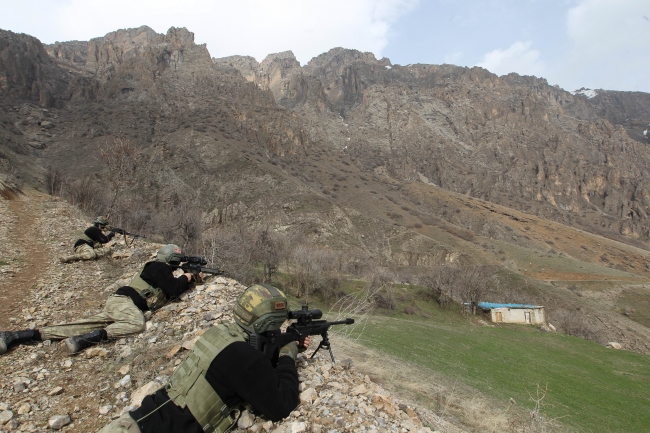 Terör örgütü PKK'nın barınak ve sığınaklarına ağır darbe