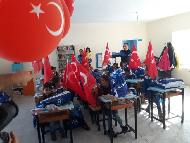 Van polisi 16 bin öğrencinin yüzünü güldürdü