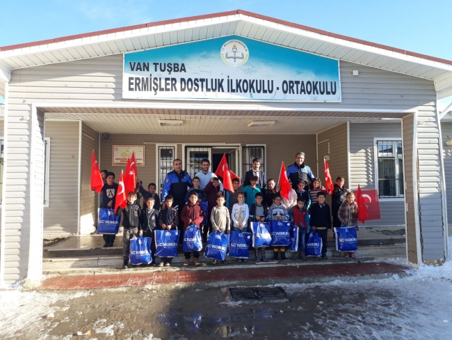 Van polisi 16 bin öğrencinin yüzünü güldürdü