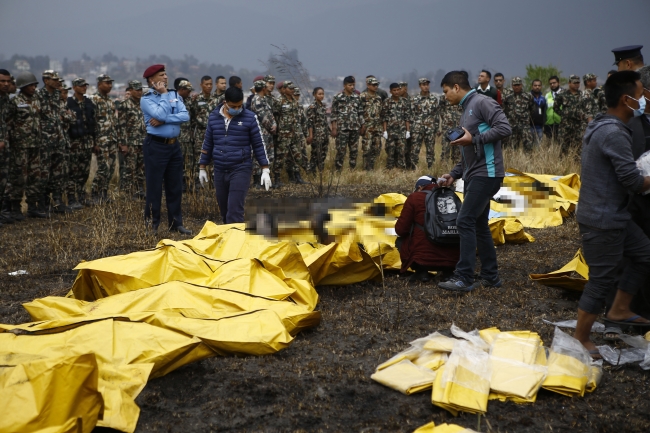 Nepal'de Bangladeş'e ait yolcu uçağı düştü