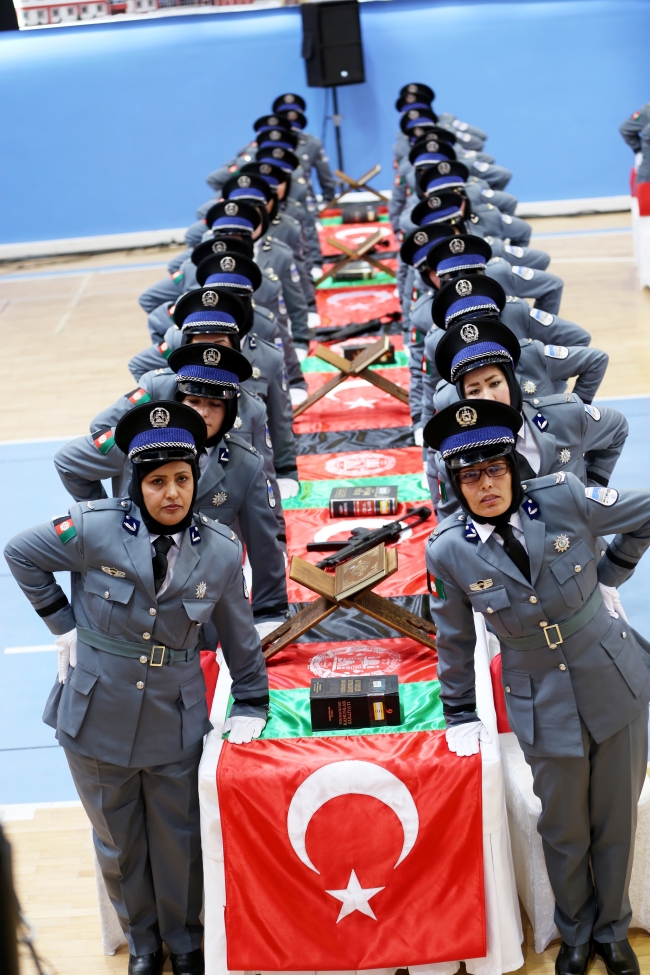 153 Afgan kadın polis mezun oldu