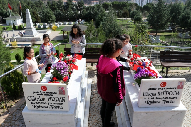 Şehitlikte "Değerler Eğitimi" dersi