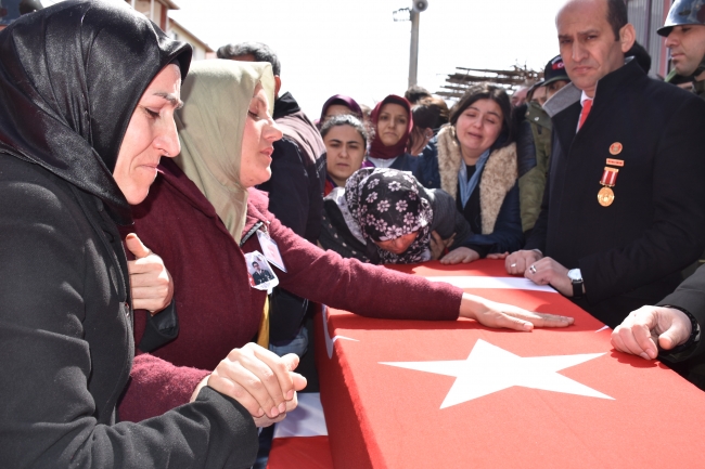 Şehit Jandarma Uzman Çavuş Çetin'i on binler son yolculuğuna uğurladı