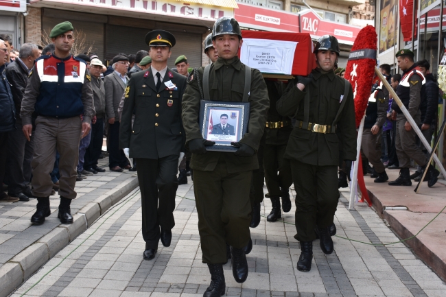 Şehit Jandarma Uzman Çavuş Çetin'i on binler son yolculuğuna uğurladı