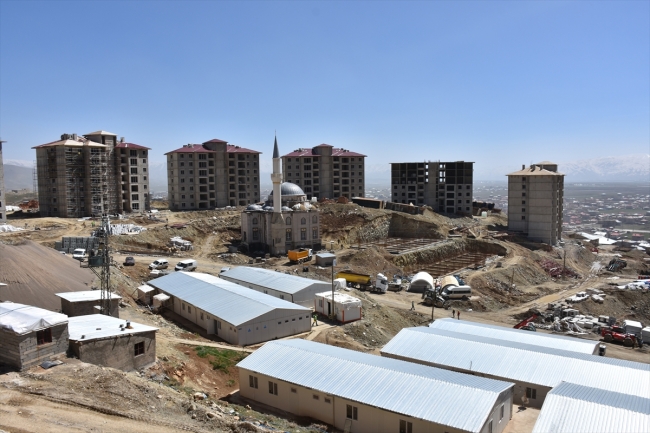 Hakkari'de terör mağdurları için konut yapımı sürüyor