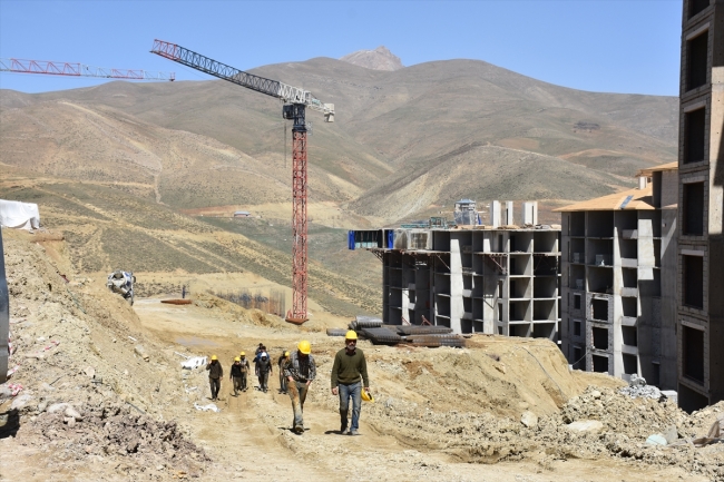 Hakkari'de terör mağdurları için konut yapımı sürüyor