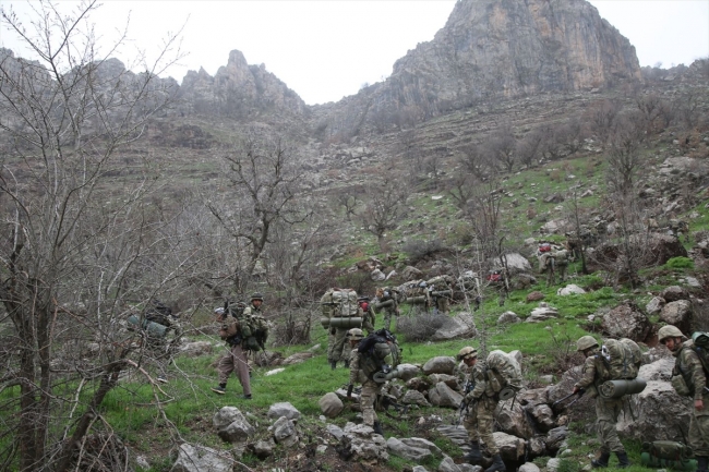 Mehmetçik, teröristlerden temizlenen bölgelere üsler kurdu