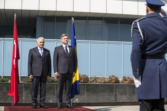 Başbakan Binali Yıldırım, Saraybosna'da resmi törenle karşılandı