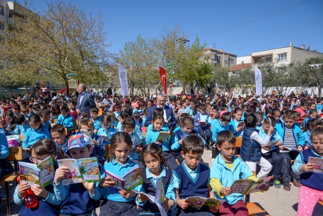 1001 öğrenci aynı anda kitap okudu