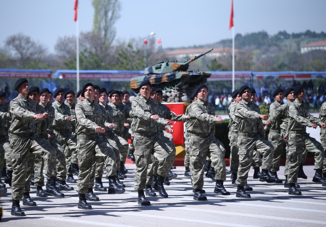 Uzman erbaşlar siyah kep taktı