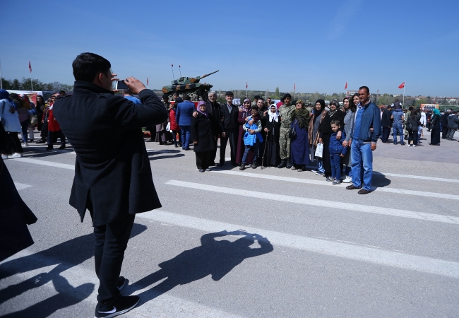 Uzman erbaşlar siyah kep taktı