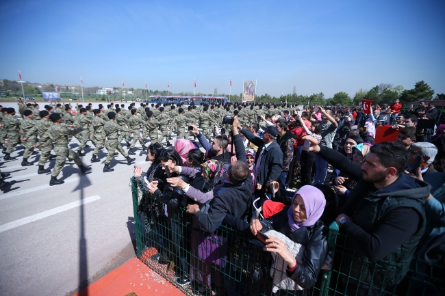 Uzman erbaşlar siyah kep taktı