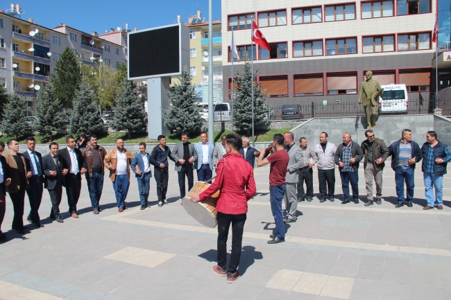 Taşeron işçiler kadroyu davul zurnayla kutladı