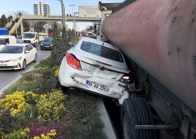 Başakşehir'de freni boşalan tanker, caddeyi savaş alanına çevirdi