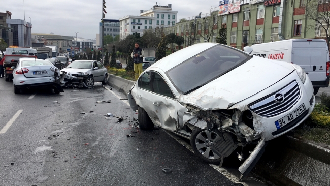 Başakşehir'de freni boşalan tanker, caddeyi savaş alanına çevirdi