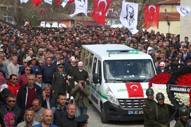 Hakkari şehitlerini binlerce insan son yolculuğuna uğurladı