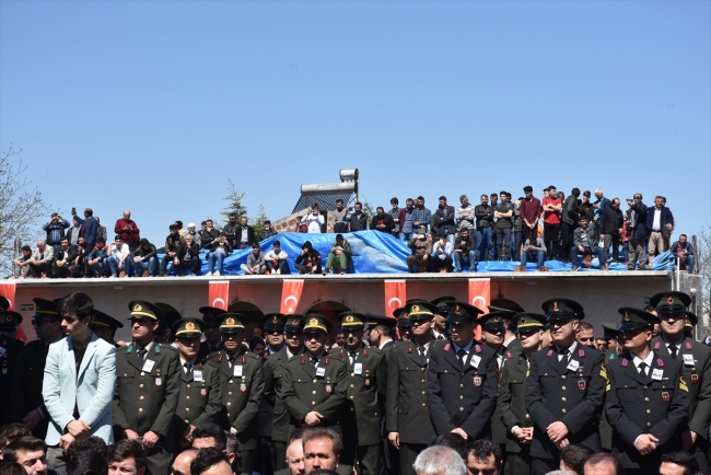 Hakkari şehitlerini binlerce insan son yolculuğuna uğurladı