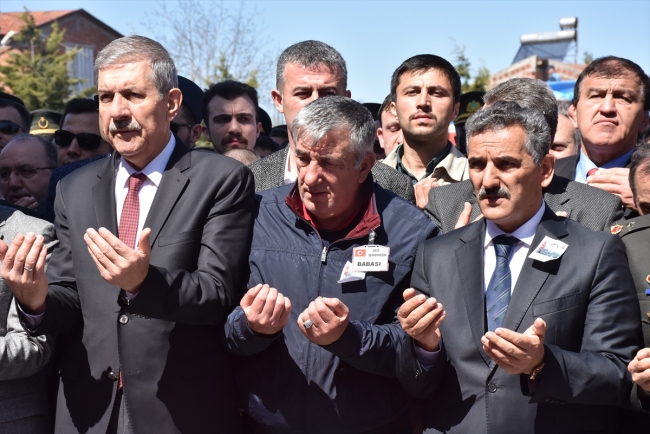 Hakkari şehitlerini binlerce insan son yolculuğuna uğurladı