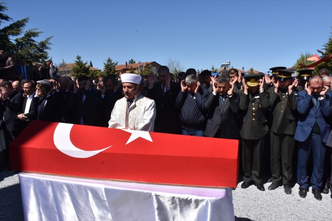 Hakkari şehitlerini binlerce insan son yolculuğuna uğurladı