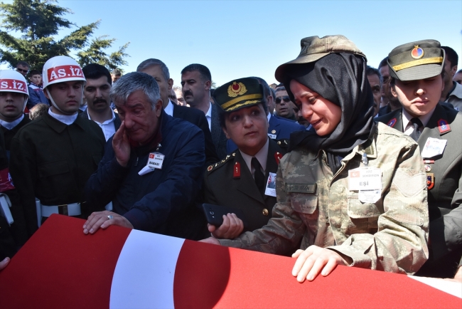 Hakkari şehitlerini binlerce insan son yolculuğuna uğurladı