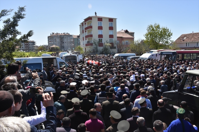 Hakkari şehitlerini binlerce insan son yolculuğuna uğurladı