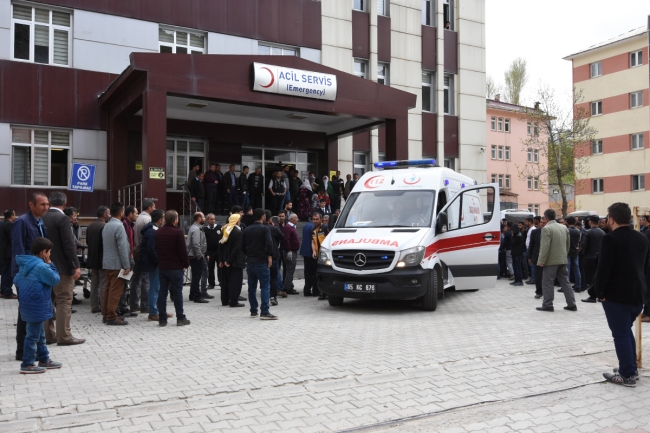 Siirt'te öğrenci servisi devrildi: 18 yaralı