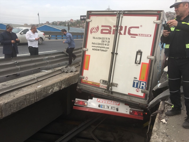 Kocaeli'de tır ile minibüs çarpıştı: 1 ölü, 6 yaralı