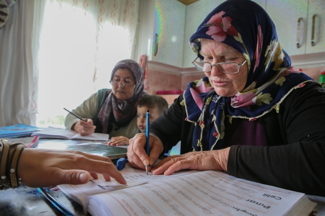 Okuma yazma kursuna gidemeyince öğretmen eve geldi