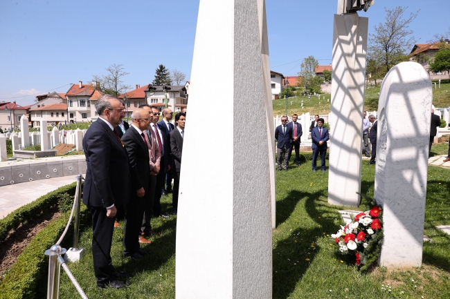 Başbakan Yardımcısı Şimşek, Aliya İzetbegovic'in kabrini ziyaret etti