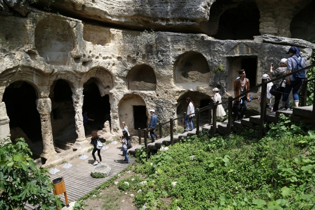 Romalılardan kalma Titus Tüneli, turistleri ağırlıyor