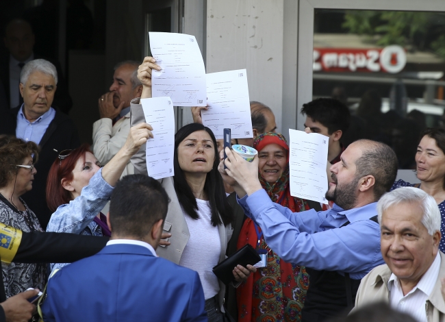 Seçmenler, cumhurbaşkanı adayları için ilçe seçim kurullarında