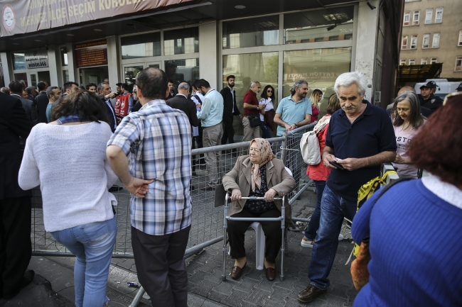 Seçmenler, cumhurbaşkanı adayları için ilçe seçim kurullarında