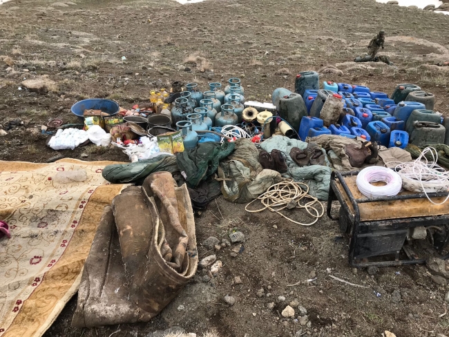 Güvenlik güçleri PKK'lı teröristlere karlı dağlarda da göz açtırmıyor