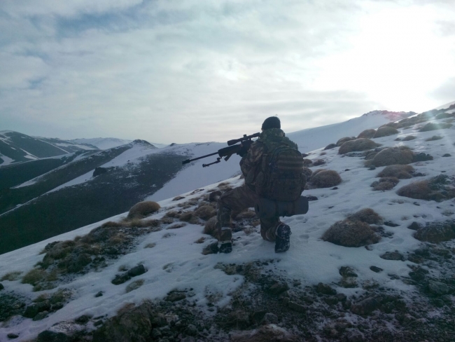 Güvenlik güçleri PKK'lı teröristlere karlı dağlarda da göz açtırmıyor